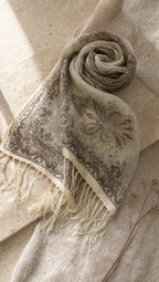 Pashmina Hijab gefaltet als Still-Life – Stofftextur und seidiger Schimmer