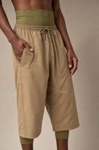 Khaki Modest Badehose – Detail Bund und Klett-Tasche