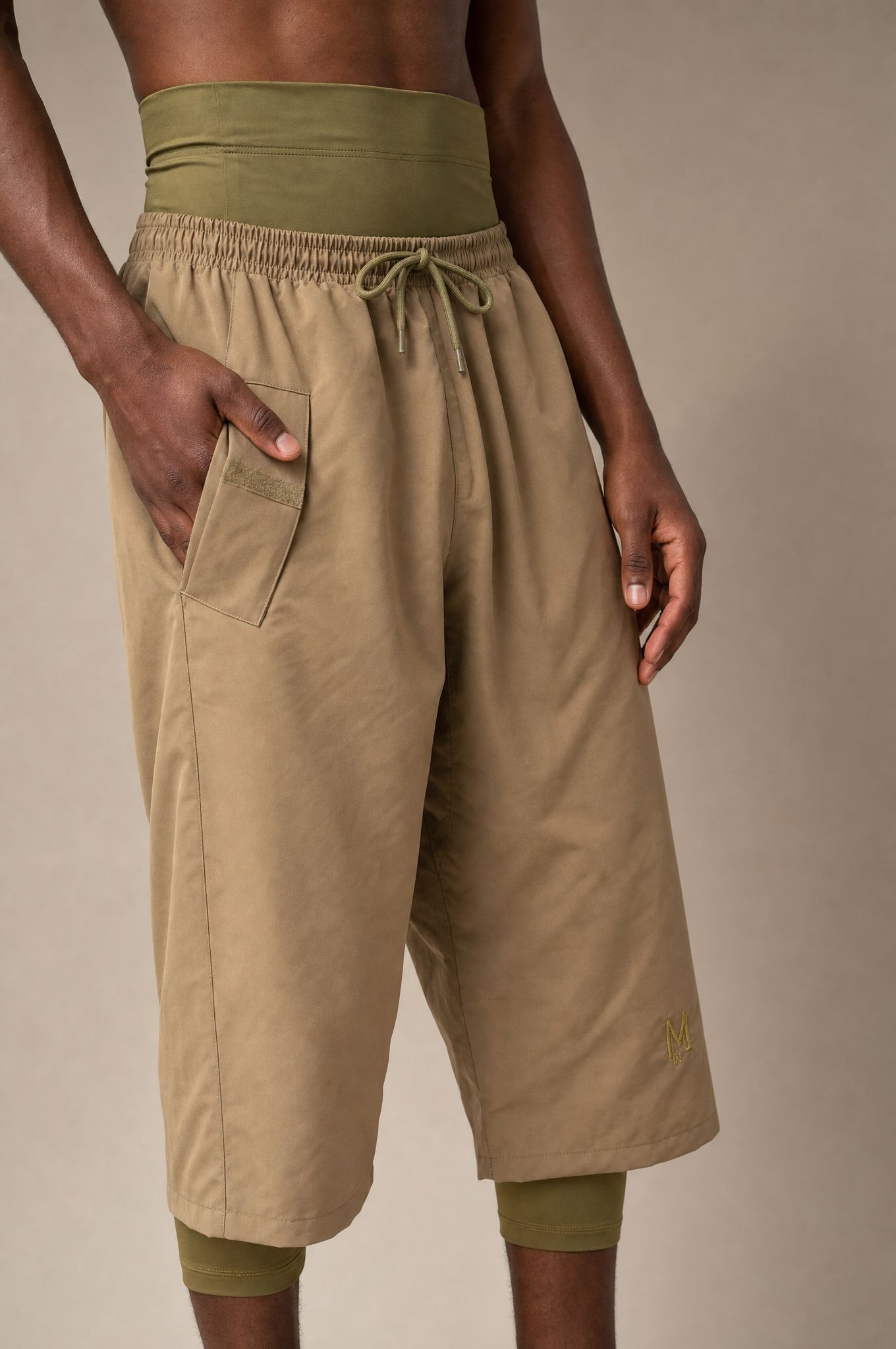 Khaki Modest Badehose – Detail Bund und Klett-Tasche