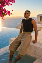 Mann am Mittelmeer-Infinity-Pool in Khaki Modest Badehose, Sonnenuntergang