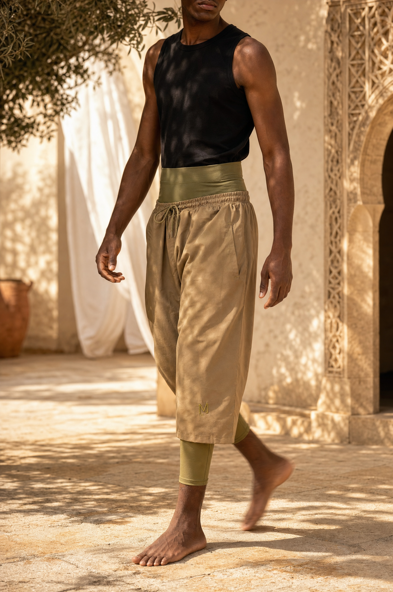 Khaki Modest Badehose im andalusischen Steinhof