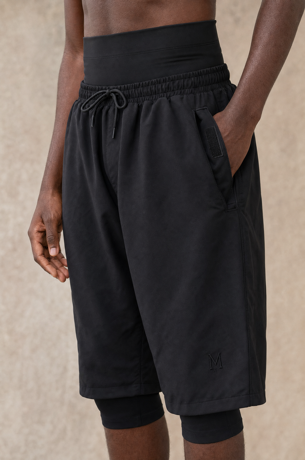 Schwarze Modest Badehose – Detail Bund und Klett-Tasche