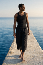 Mann auf Limestone-Steg am Aegean Sea in schwarzer Modest Badehose
