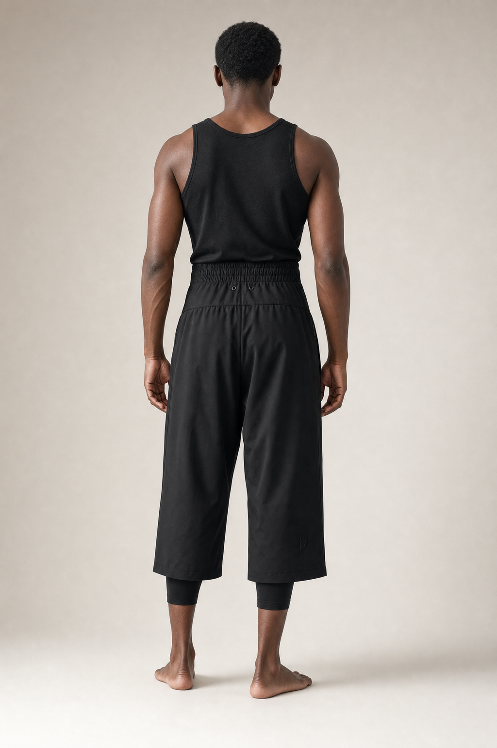 Schwarze Modest Badehose – Rückansicht im Studio