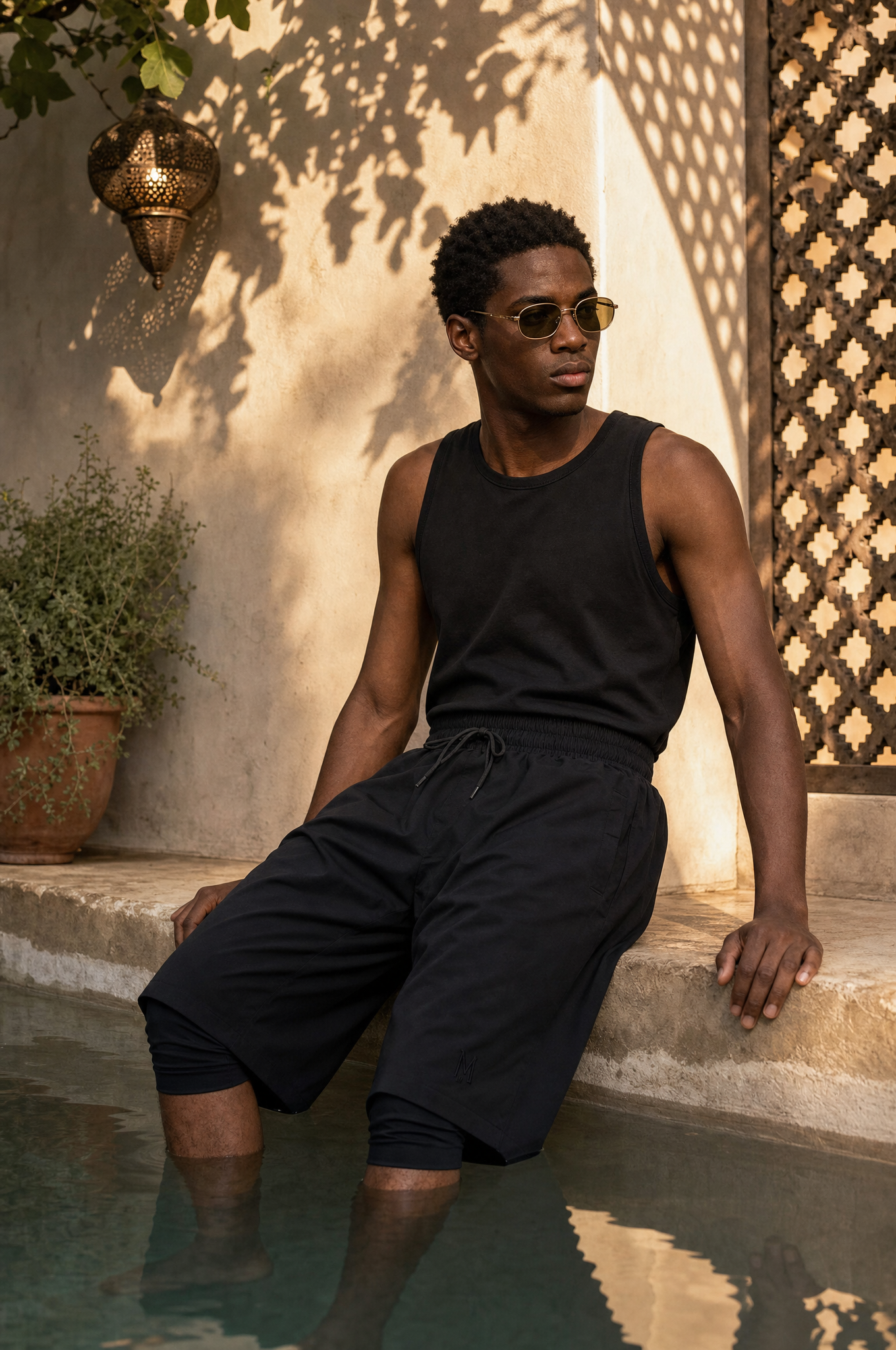 Schwarze Modest Badehose im Moroccan Riad mit Tadelakt-Becken