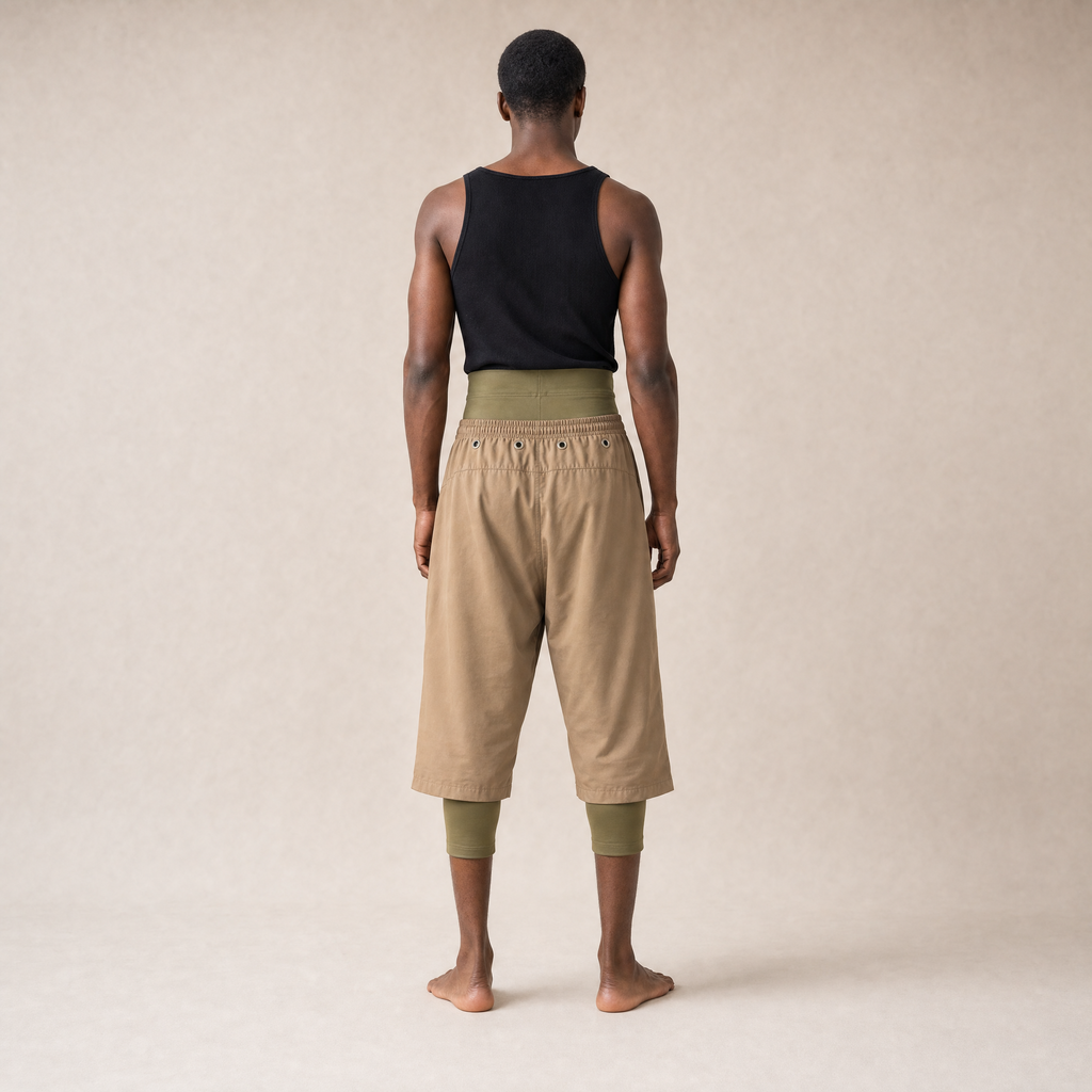 Khaki Modest Badehose – Rückansicht im Studio