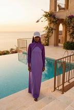 Model trägt die hellgraue MIKA Cap über dem Swim-Hijab – am Pool, mediterrane Golden-Hour-Stimmung
