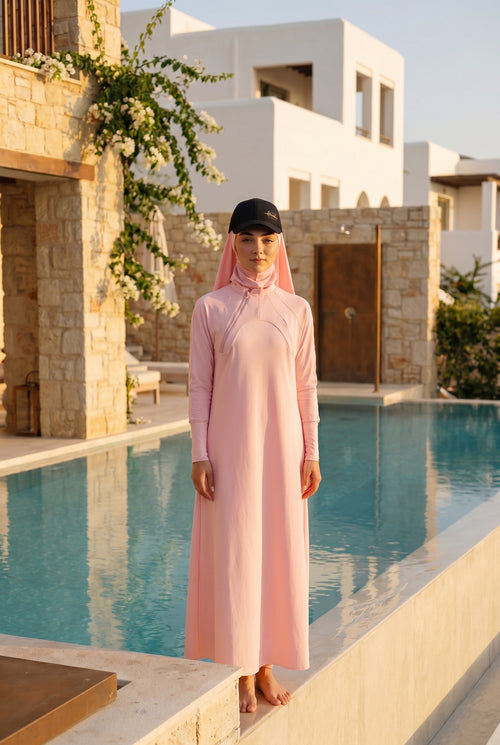 Schwarze MIKA Cap zum Modest-Swim-Look – Model am Pool, mediterrane Golden-Hour-Stimmung