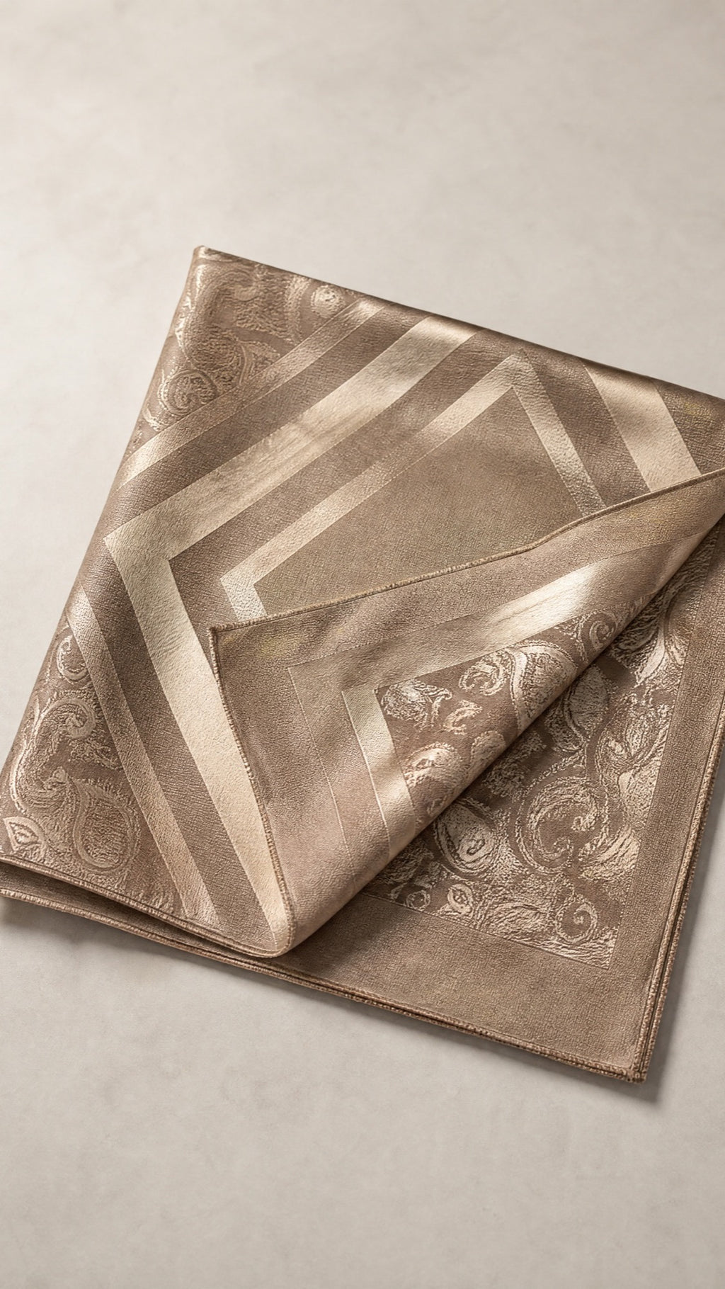 Square Hijab in Braun – gefaltet, Diamond-Border-Satin sichtbar