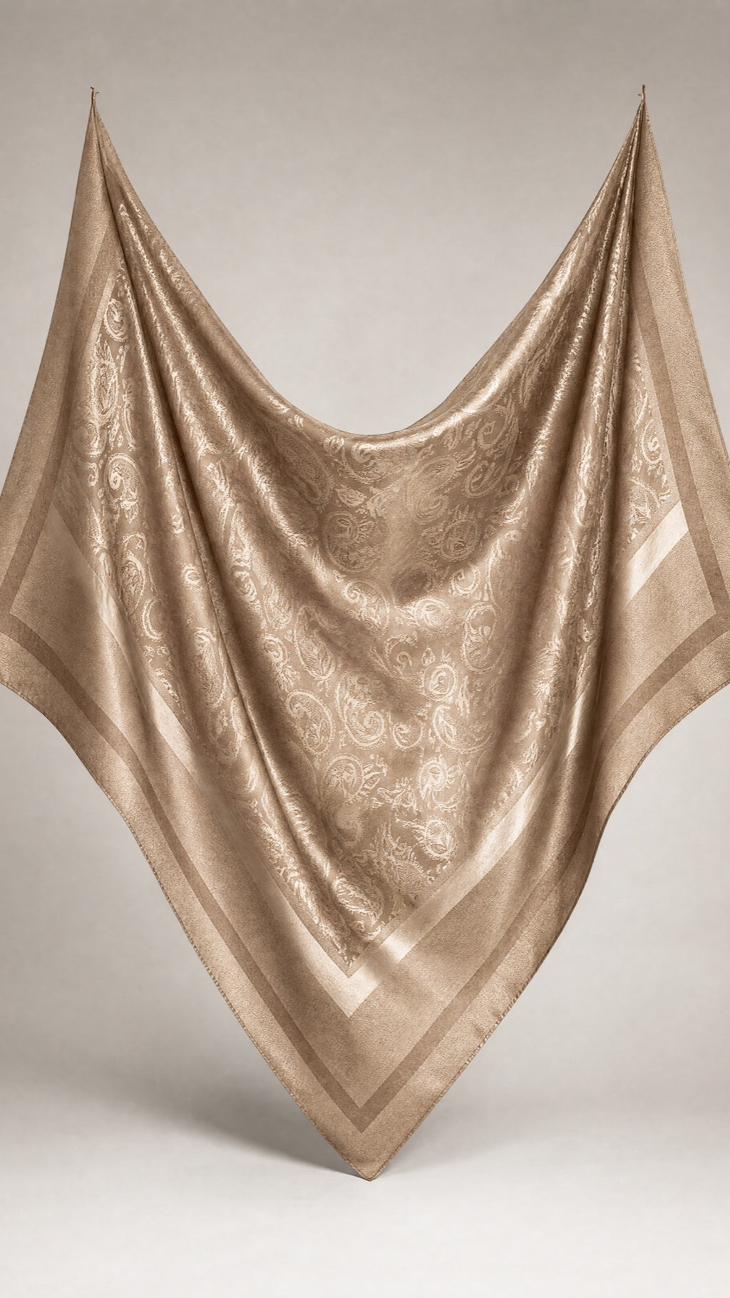 Square Hijab in Braun – im Fall, Größe und Drape