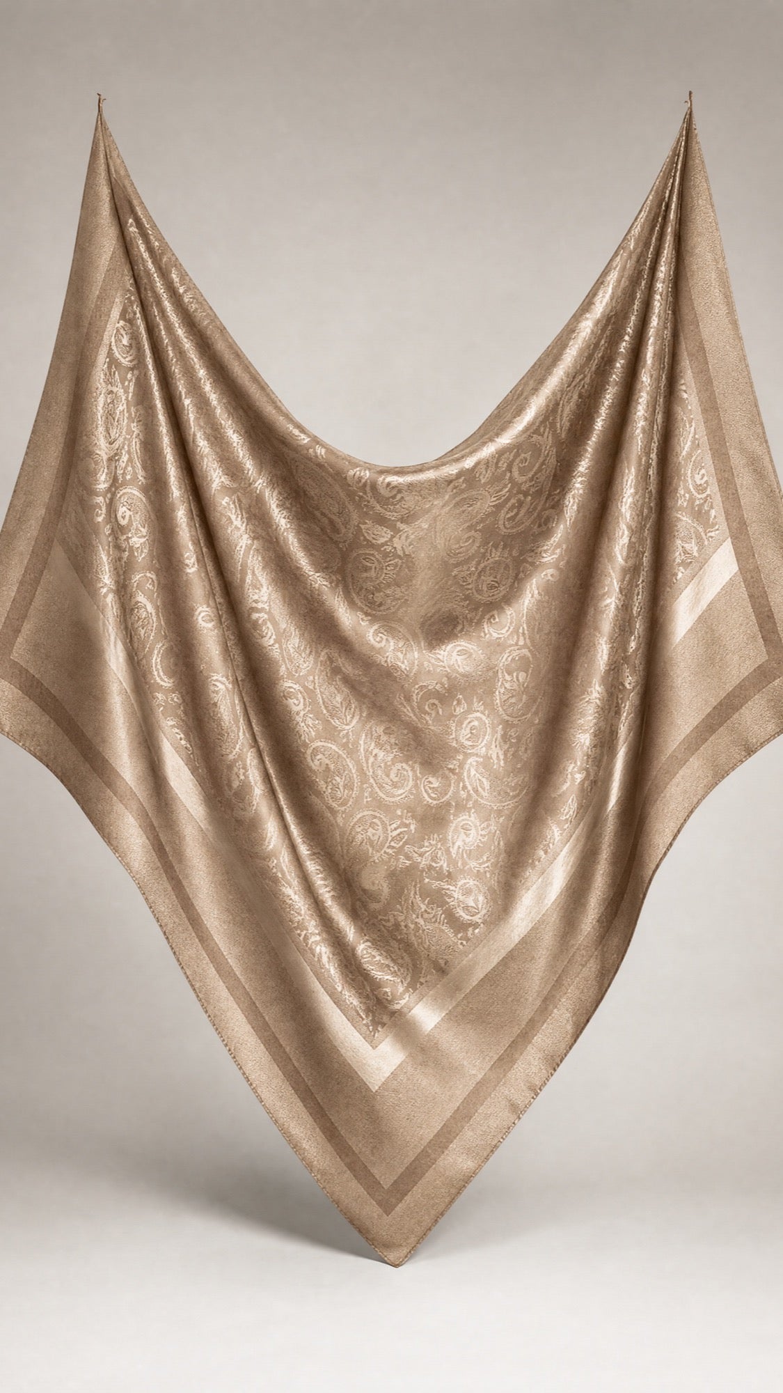 Square Hijab in Braun – im Fall, Größe und Drape