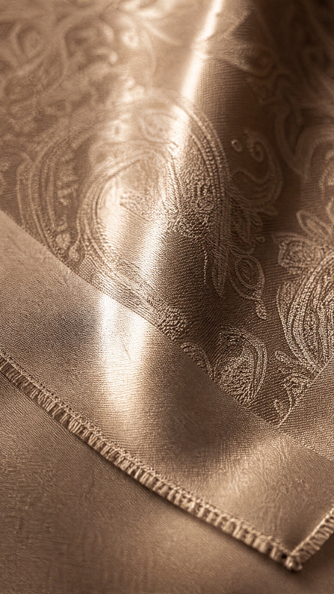 Square Hijab in Braun – Stoff-Nahaufnahme, Diamond-Border im Detail
