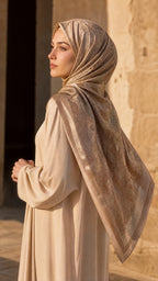 Square Hijab in Braun – getragen im Outdoor-Editorial