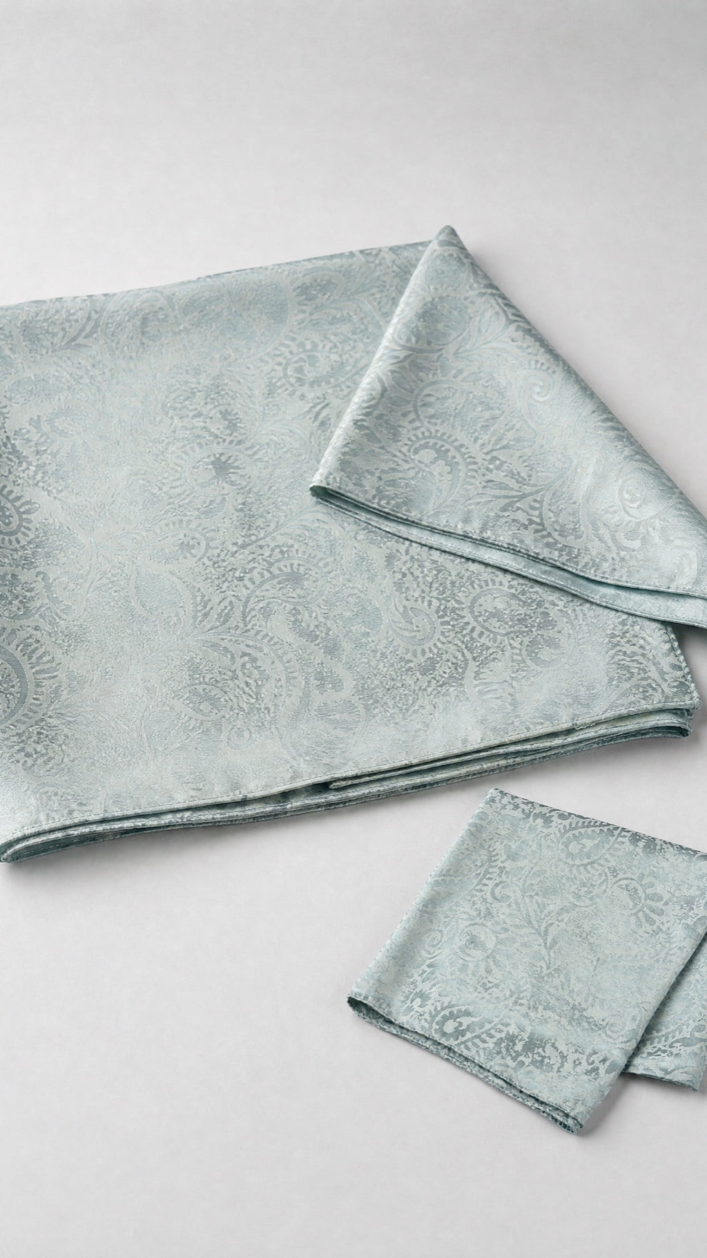 Square Hijab in Grau/Blau – gefaltet, Paisley-Jacquard sichtbar