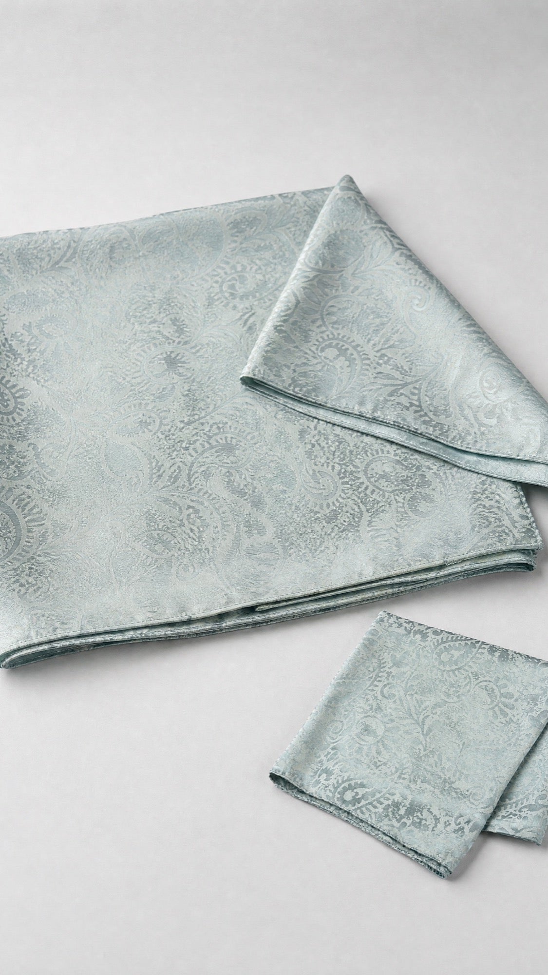 Square Hijab in Grau/Blau – gefaltet, Paisley-Jacquard sichtbar