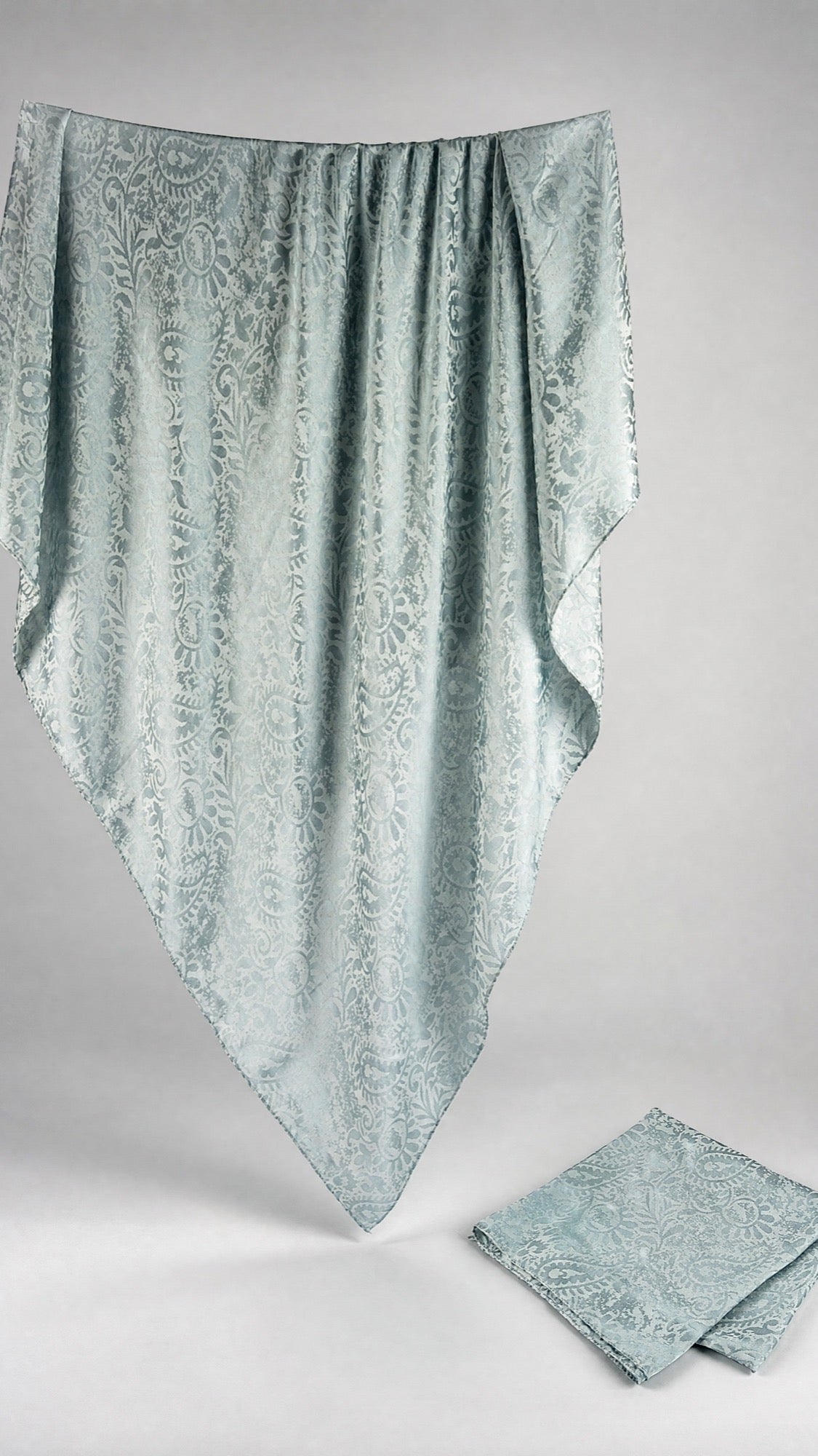 Square Hijab in Grau/Blau – im Fall, Größe und Drape