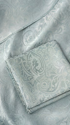 Square Hijab in Grau/Blau – Stoff-Nahaufnahme, Paisley-Jacquard im Detail