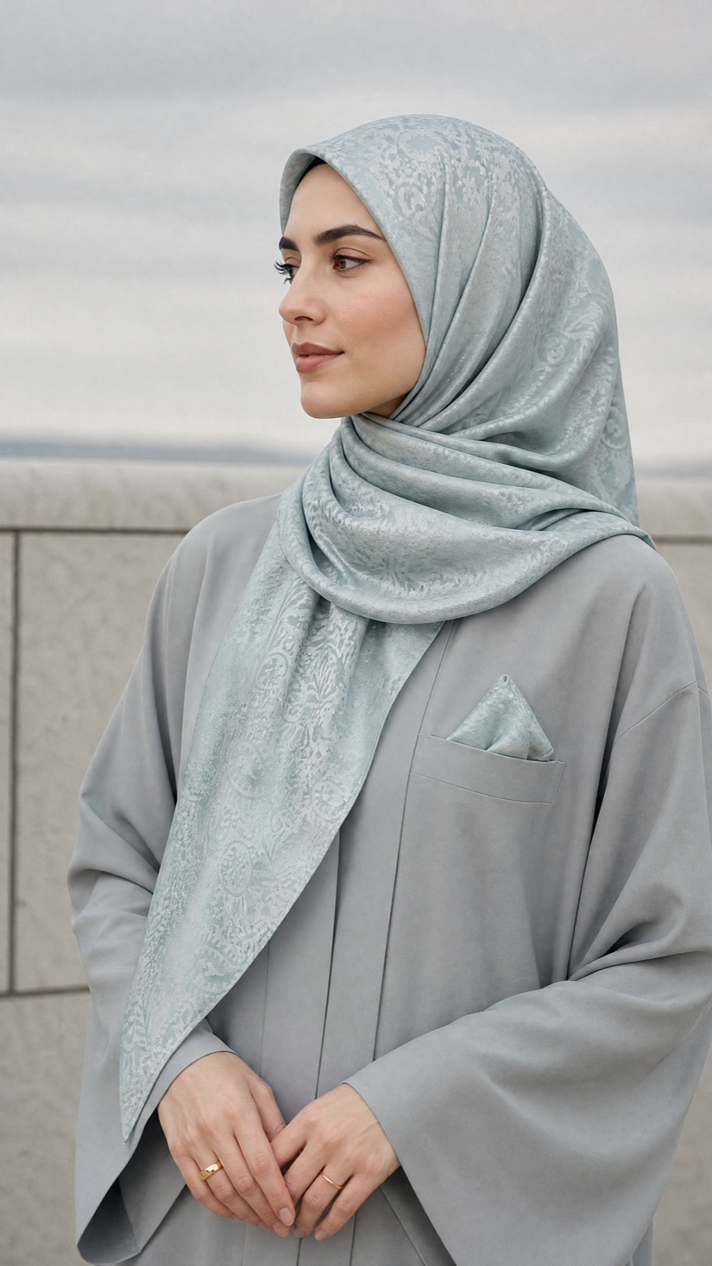 Square Hijab in Grau/Blau – getragen im Outdoor-Editorial