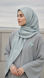 Square Hijab in Grau/Blau – getragen im Outdoor-Editorial