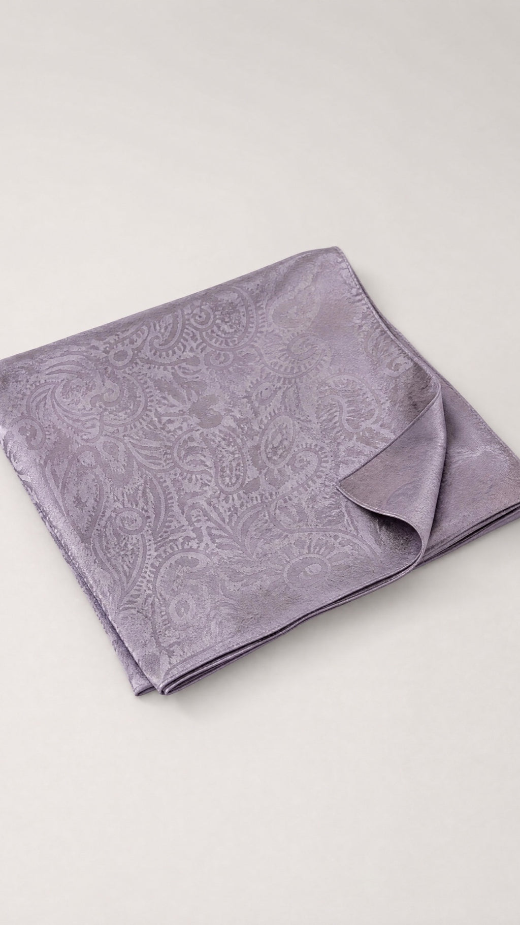 Square Hijab in Lila – gefaltet, Paisley-Jacquard sichtbar