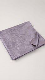 Square Hijab in Lila – gefaltet, Paisley-Jacquard sichtbar