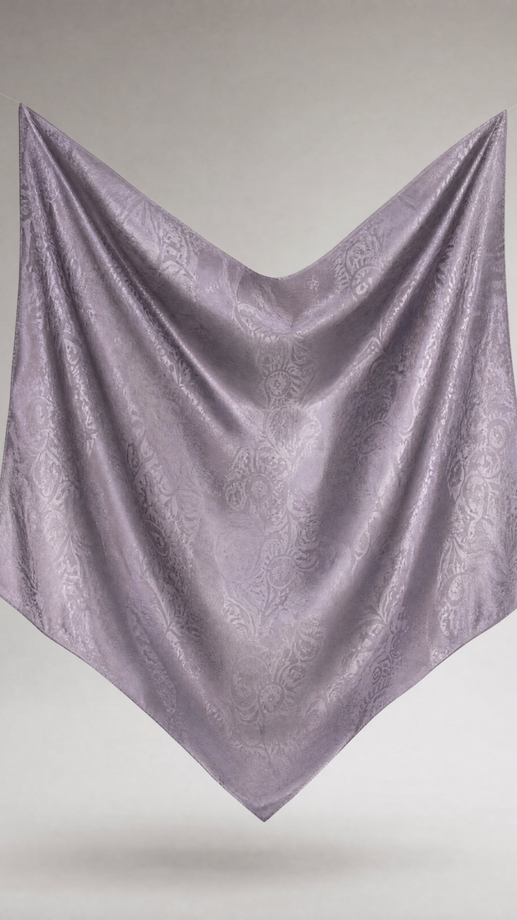 Square Hijab in Lila – im Fall, Größe und Drape