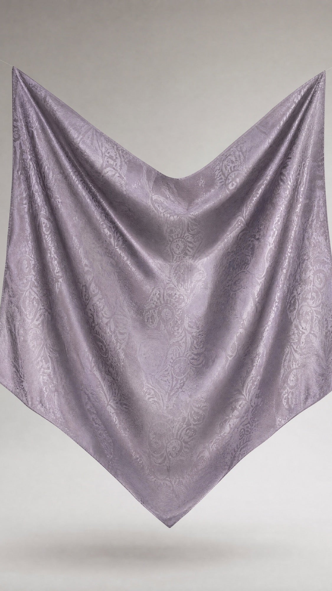 Square Hijab in Lila – im Fall, Größe und Drape