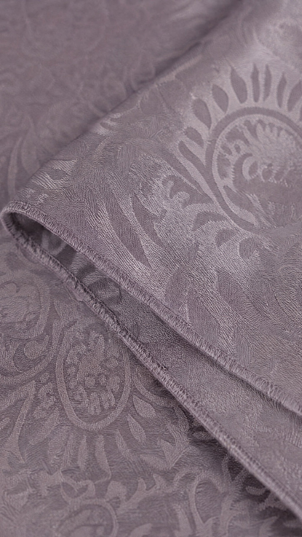 Square Hijab in Lila – Stoff-Nahaufnahme, Paisley-Jacquard im Detail