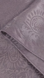 Square Hijab in Lila – Stoff-Nahaufnahme, Paisley-Jacquard im Detail