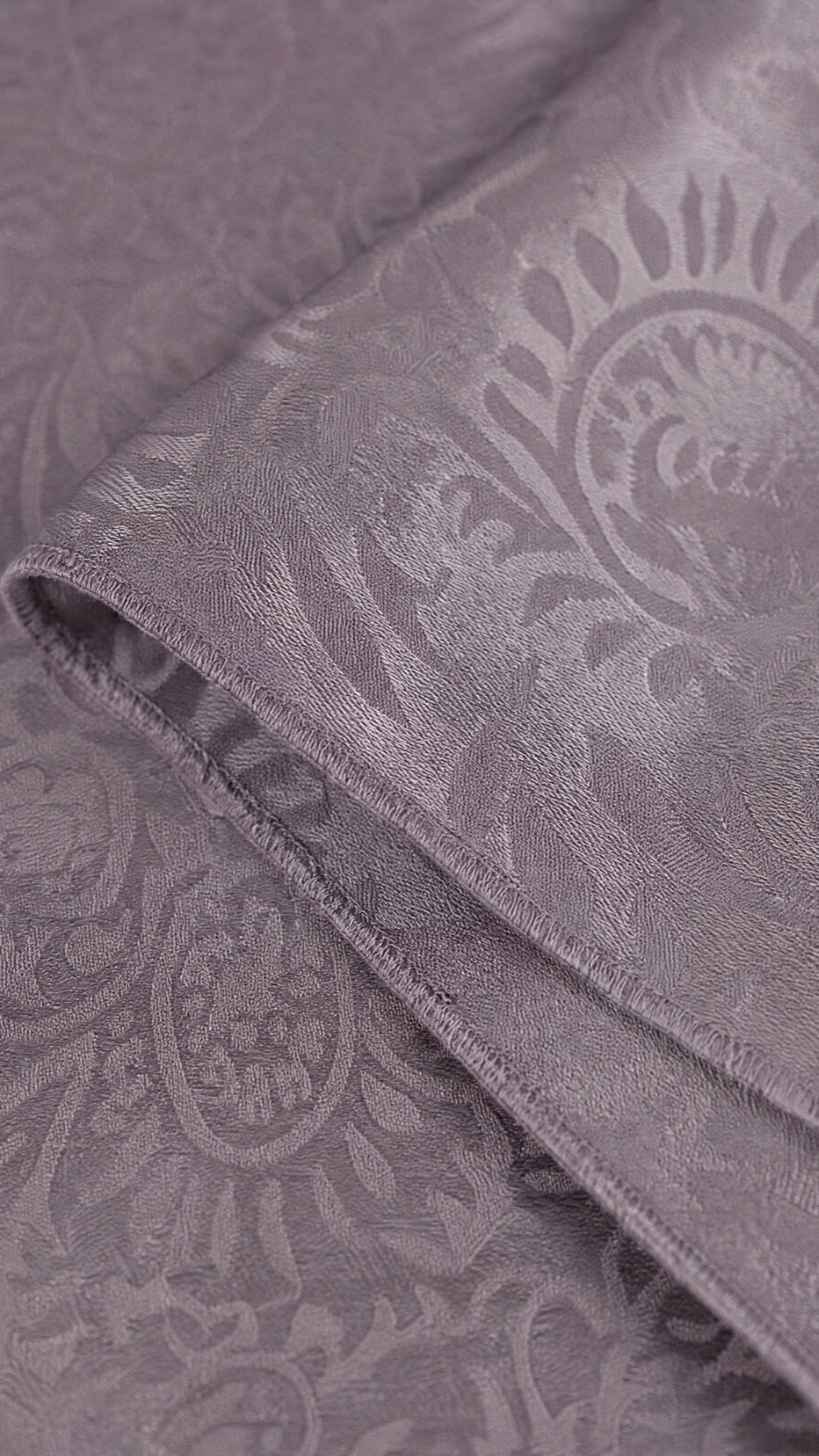 Square Hijab in Lila – Stoff-Nahaufnahme, Paisley-Jacquard im Detail