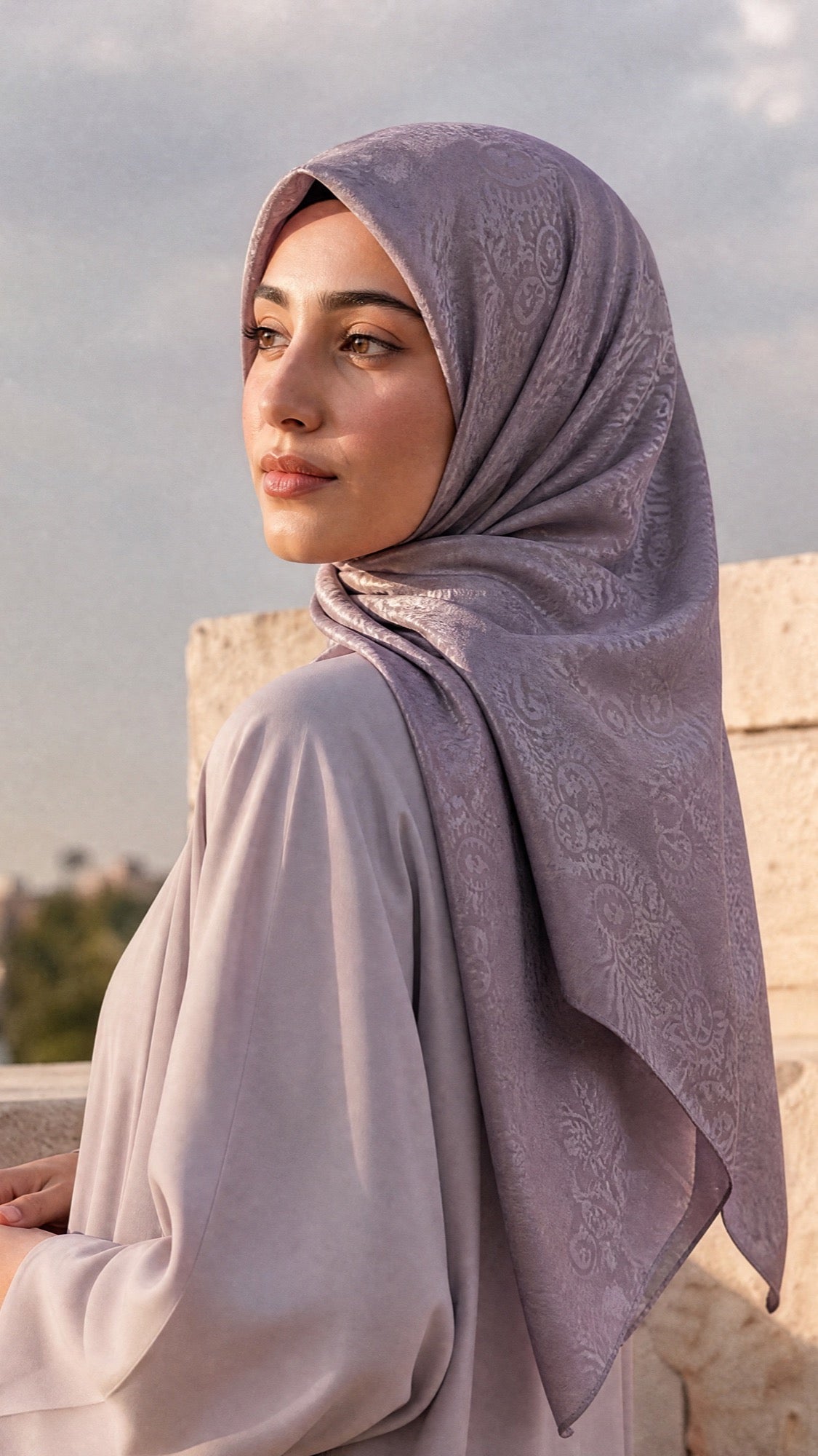 Square Hijab in Lila – getragen im Outdoor-Editorial