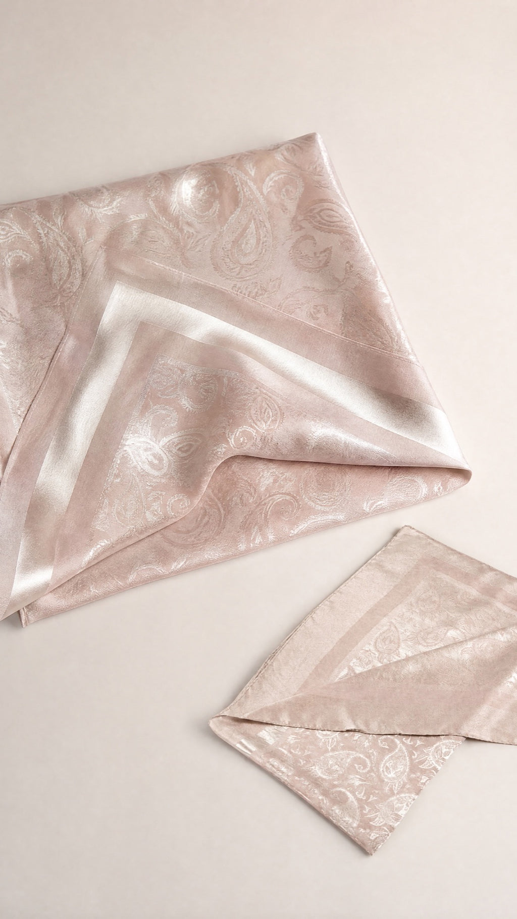 Square Hijab in Rosa – gefaltet, Diamond-Border-Satin sichtbar