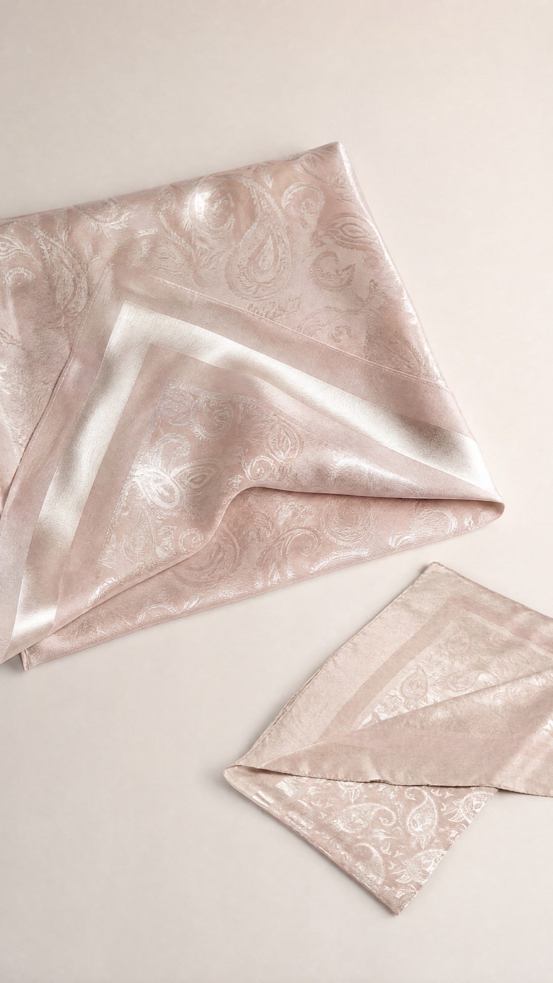 Square Hijab in Rosa – gefaltet, Diamond-Border-Satin sichtbar