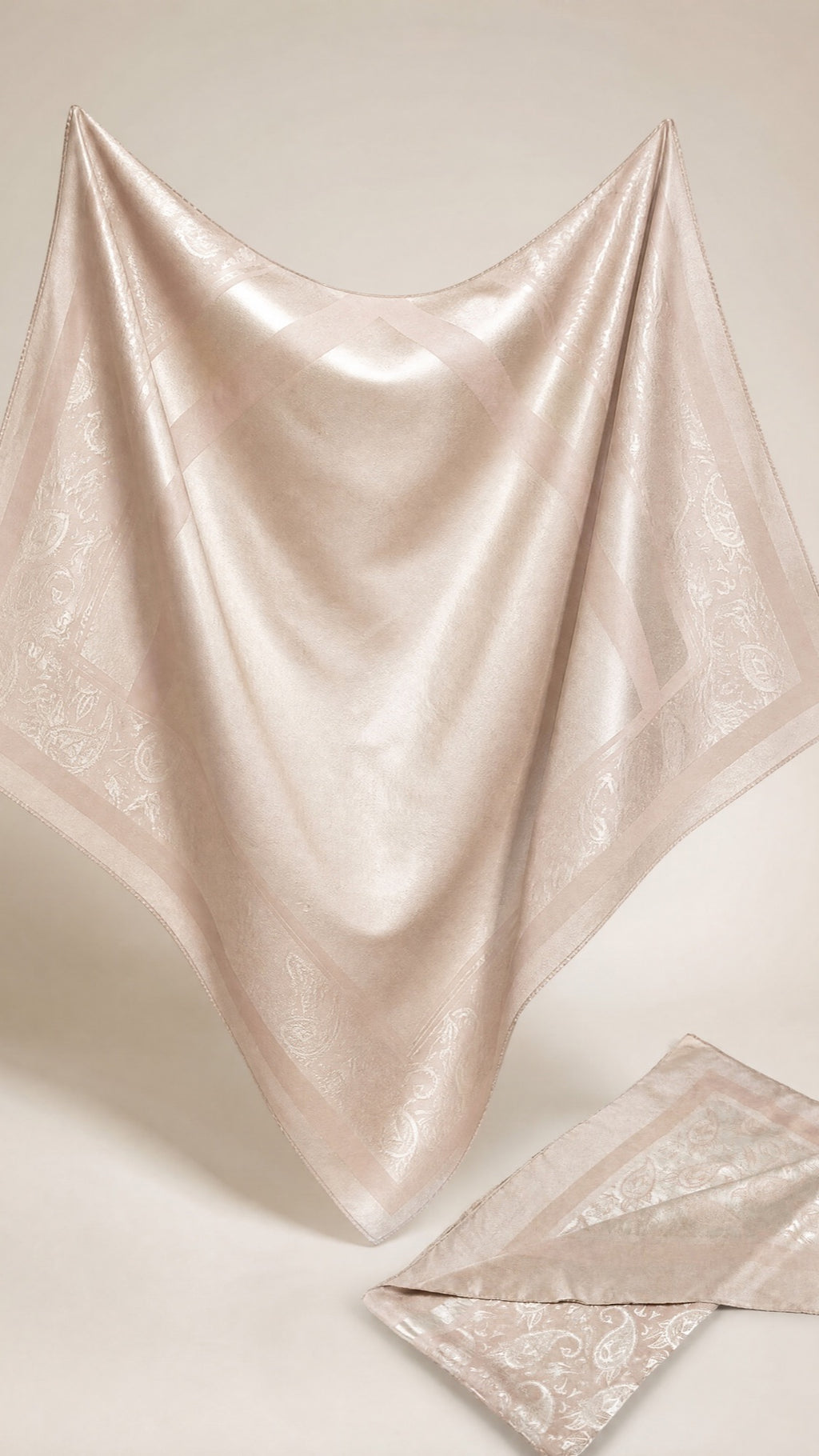 Square Hijab in Rosa – im Fall, Größe und Drape