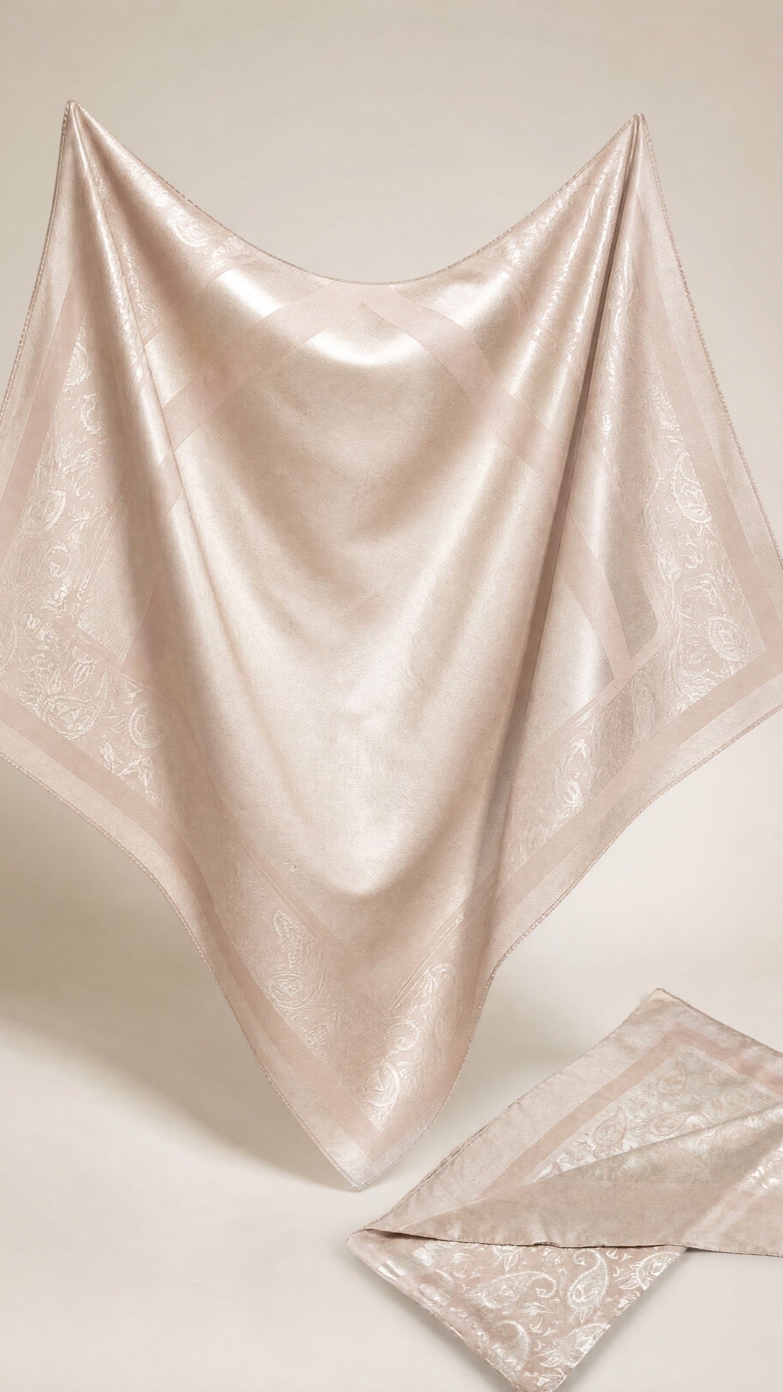 Square Hijab in Rosa – im Fall, Größe und Drape