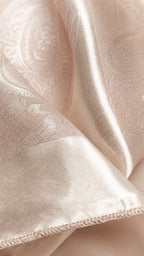 Square Hijab in Rosa – Stoff-Nahaufnahme, Diamond-Border im Detail
